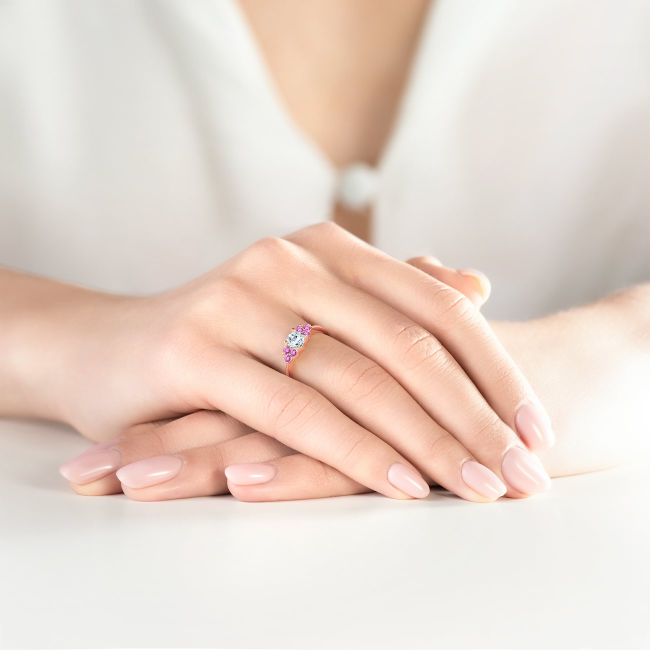 Fairytale eljegyzési gyűrű: rózsaarany fehér zafírral