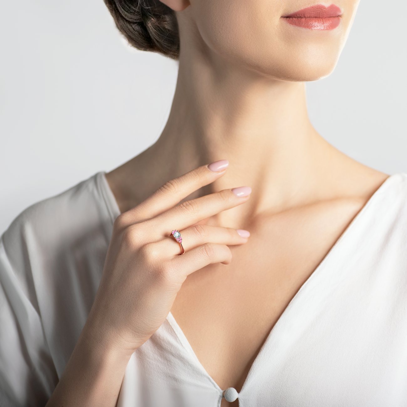 Fairytale eljegyzési gyűrű: rózsaarany fehér zafírral