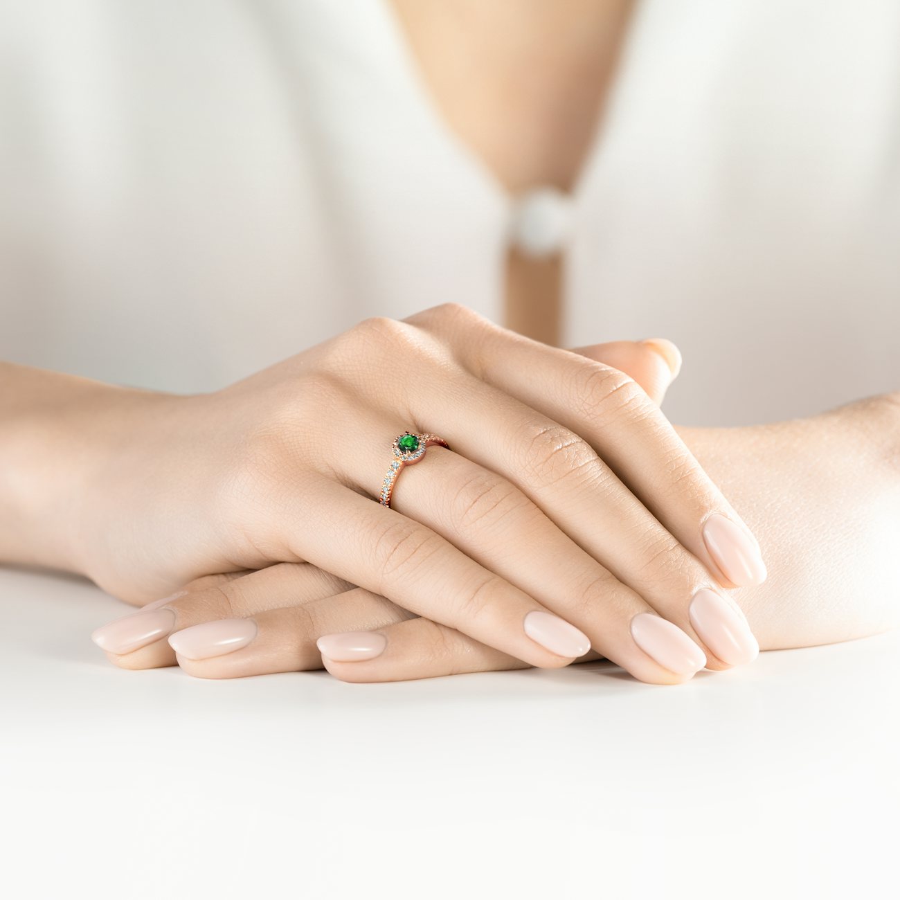 This is Love eljegyzési gyűrű: rózsaarany és smaragd