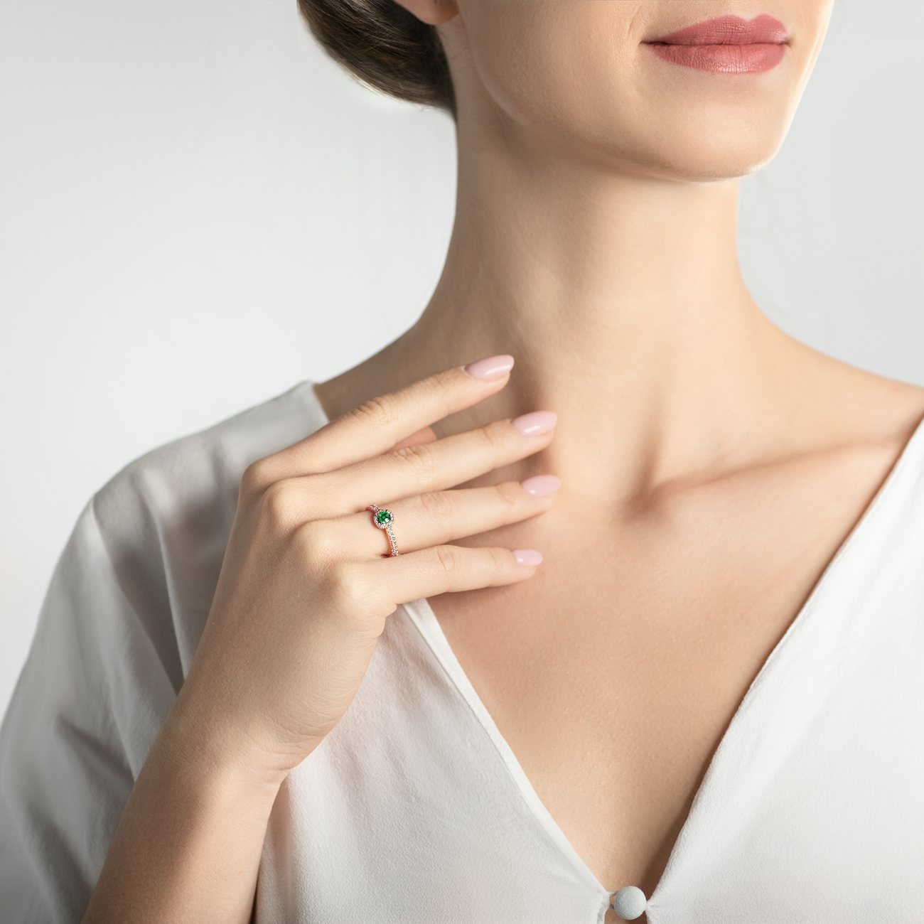 This is Love eljegyzési gyűrű: rózsaarany és smaragd