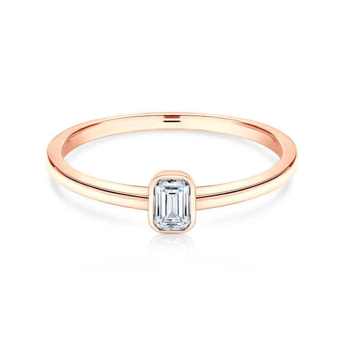 Pure eljegyzési gyűrű: rózsaarany, smaragd vágású gyémánt