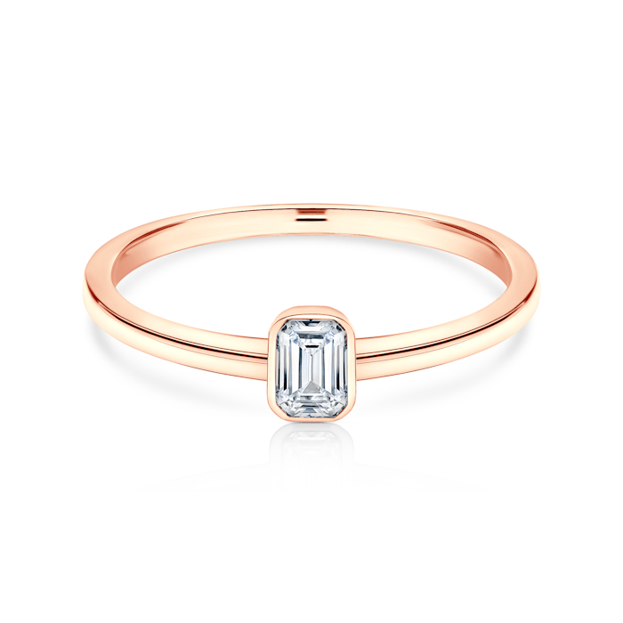 Pure eljegyzési gyűrű: rózsaarany, smaragd vágású gyémánt