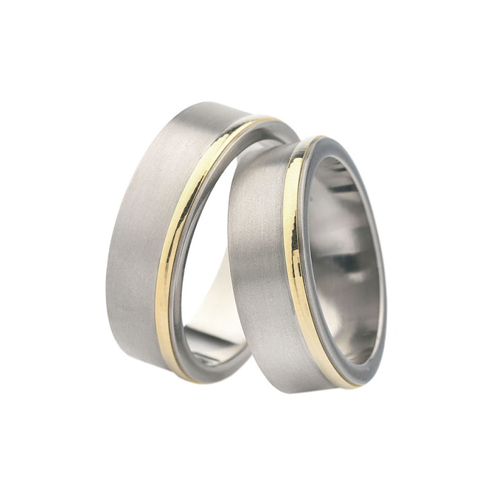 Esküvői karikagyűrűk: titán és arany, lapos, 7 mm