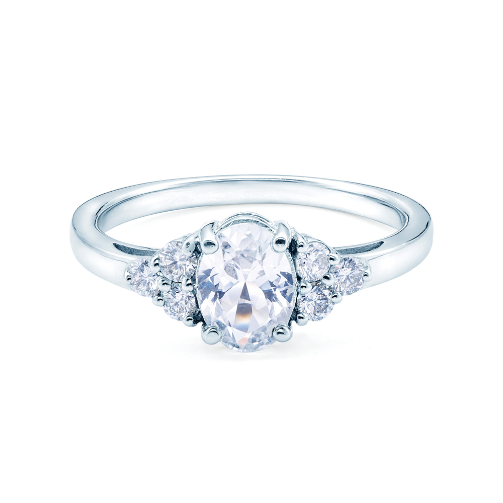 Δαχτυλίδι Αρραβώνων Πλαϊνής Πέτρας: λευκόχρυσο, λευκά ζαφείρια