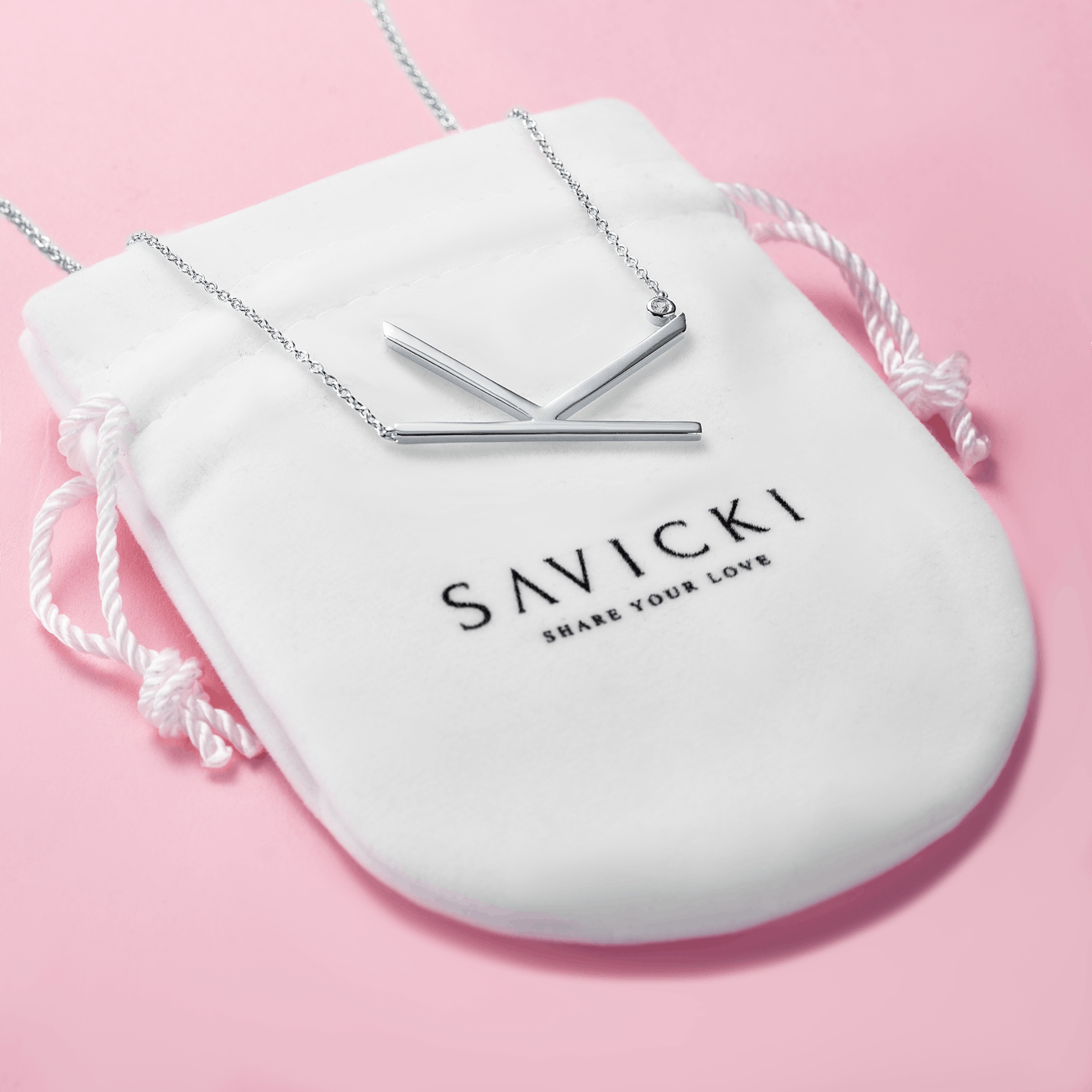 SAVICKI nyaklánc medállal - K betű: ezüst fehér zafírral