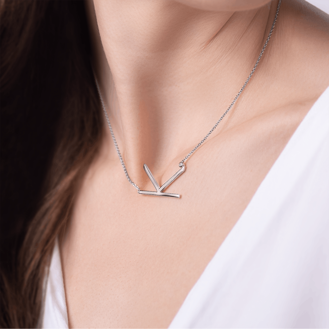 SAVICKI nyaklánc medállal - K betű: ezüst fehér zafírral