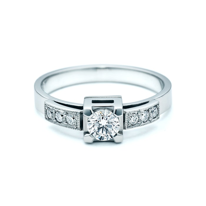 Platinium gyűrű: platina és gyémántok